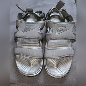 NEW womans Nike Sandals